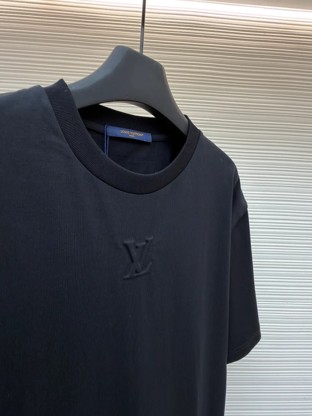 LOUISVUITTON embossed small label T-shirt ●Authentic product: purchased and developed at 5450 ●Item number: 1680100-A00 ●Fabric: pure cotton fabric ●Technology: embossed production ●Version: fitted version ●Weight: about 330 grams ●Size: XS-S-M-L ●Description: Fabric is 40S/2 Double-strand smooth cotton plain weave, dust-free wool processing; matching 40s single-strand combed cotton, 280g cylindrical machine rib. The front panel is stamped and filled. After low-temperature stamping with a steel stamp, the inside is filled with foam cotton. The bottom surface is directly sealed with low-temperature hot melt glue at 80 degrees Celsius. The integrated machine operation makes the relief pattern three-dimensional and full and stylish. High-quality products require natural and beautiful products. The overall wiring is straight and delicate, the fabric is comfortable and soft, and the color is consistent without color difference. It can be matched with the same style to create a fashionable look and control various occasions. Customized accessories, complete with three standards, same style for men and women!